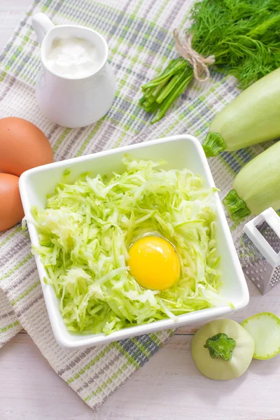 Riven zucchini med ägg — Stockfoto