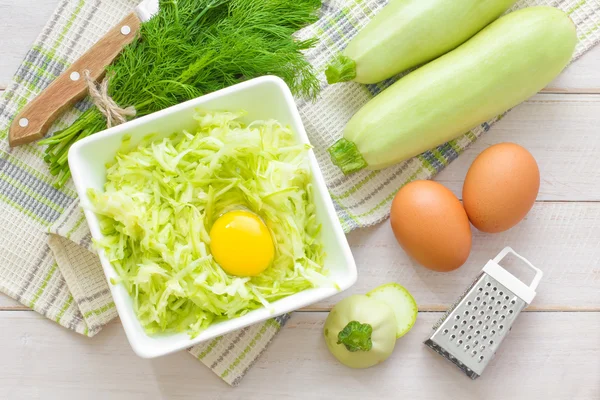 Riven zucchini med ägg — Stockfoto