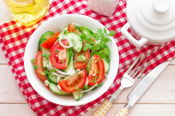 Салат зі свіжими помідорами та огірками — стокове фото