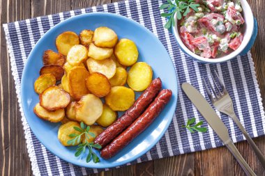 sosisleri patates ile