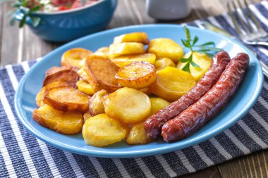 sosisleri patates ile