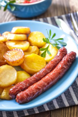 sosisleri patates ile