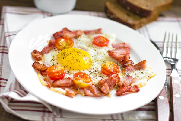 Stekt ägg med bacon — Stockfoto