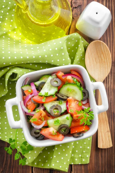 Salat mit Tomaten und Gurken — Stockfoto