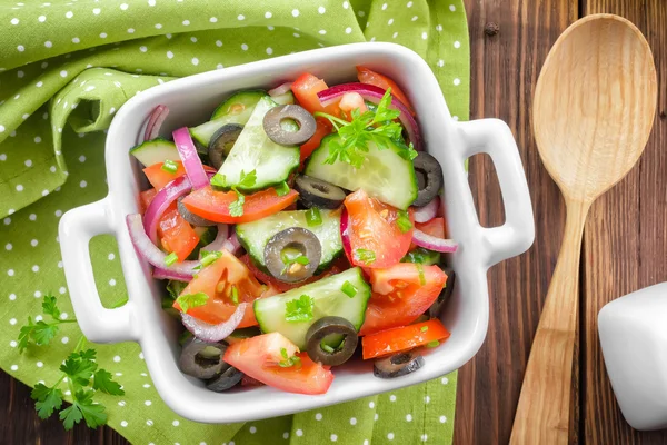 Sallad med tomater och gurkor — Stockfoto