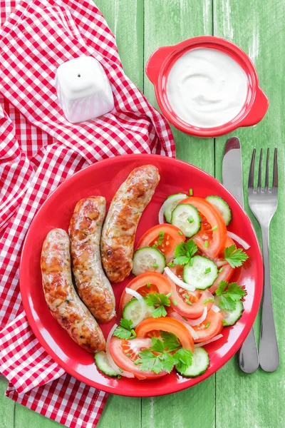 Worsten en salade — Stockfoto