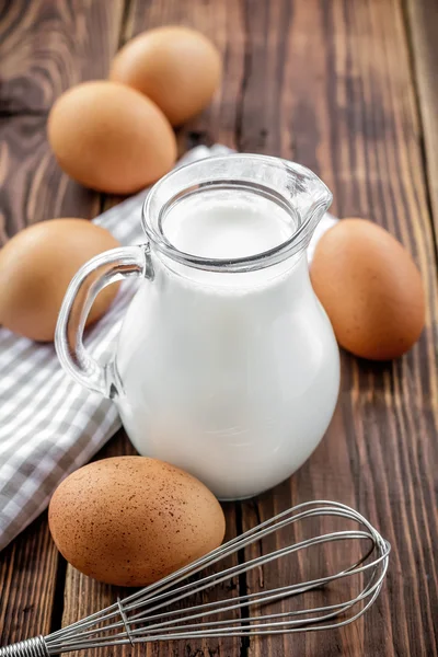Milch und Eier — Stockfoto