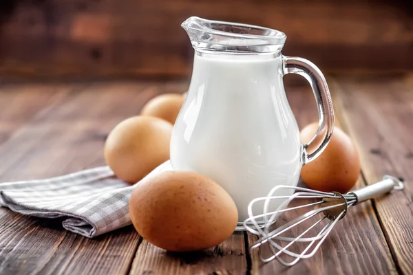 Melk en eieren Rechtenvrije Stockfoto's