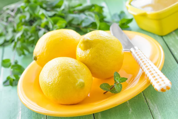 Limones con menta —  Fotos de Stock