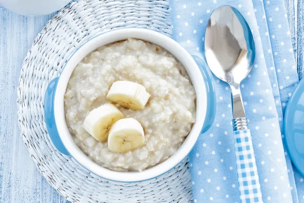 Havregrynsgröt med banan — Stockfoto