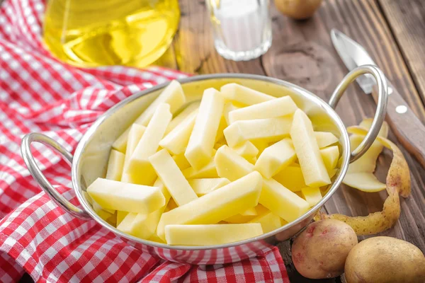 Gesneden rauwe aardappel — Stockfoto