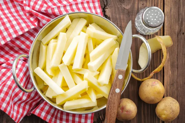 Geschnittene rohe Kartoffeln — Stockfoto