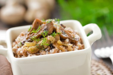 Mantarlı karabuğday lapası.