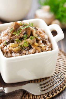 Mantarlı karabuğday lapası.