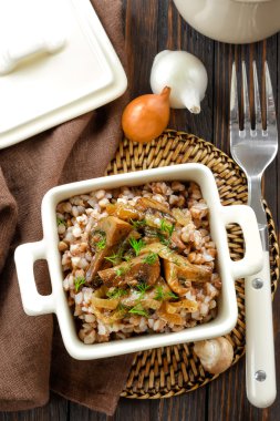 Mantarlı karabuğday lapası.