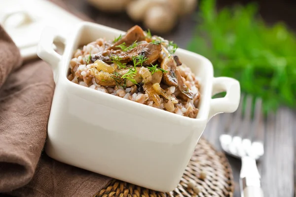 Buchweizenbrei mit Pilzen — Stockfoto