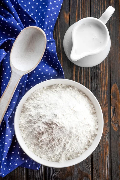 Flour in a bowl — Stock Photo, Image