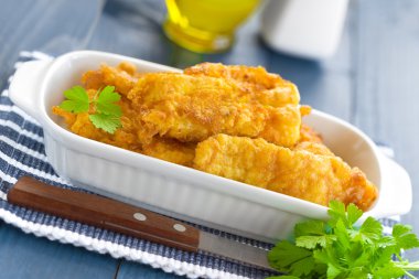 bir hamur kızarmış balık