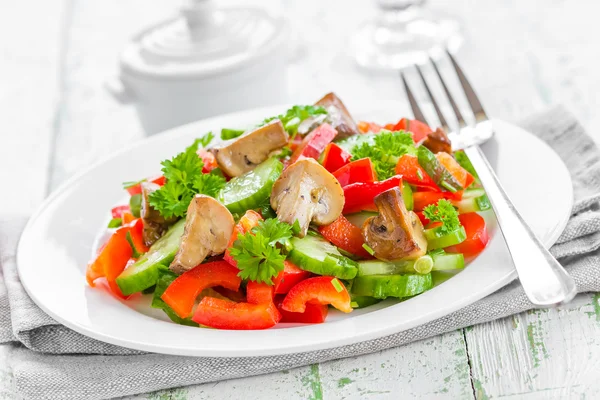 Salada vegetal com cogumelos — Fotografia de Stock
