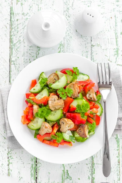 Salada vegetal com cogumelos — Fotografia de Stock