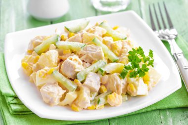 Tavuk ve ananaslı salata.