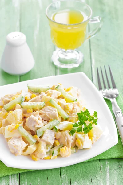 Sallad med kyckling och ananas — Stockfoto