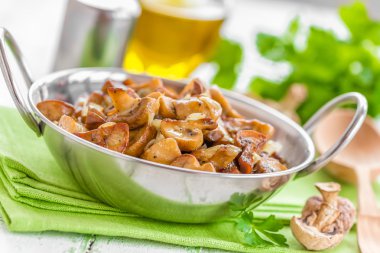 Kızarmış yağlı mantar