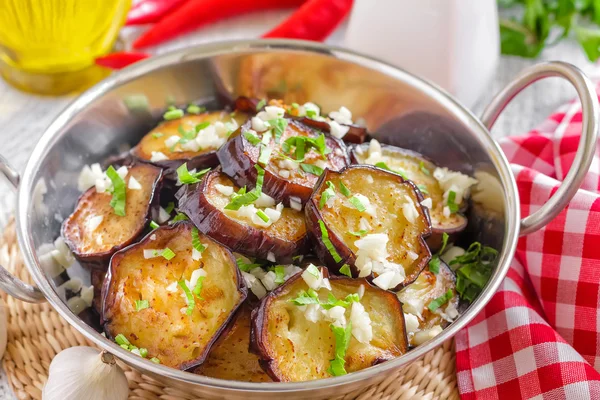 Melanzane fritte con aglio — Foto Stock