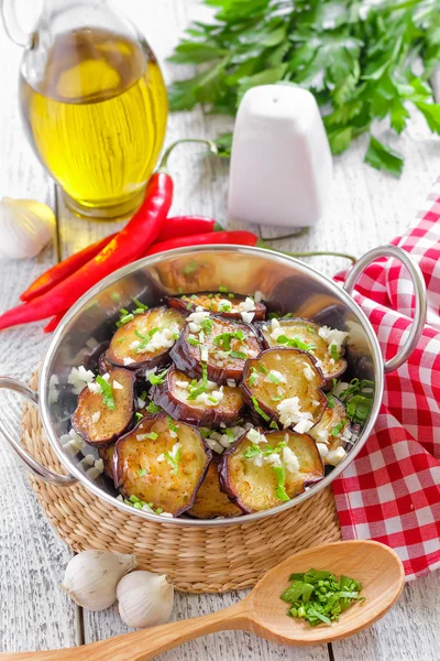 Berenjena frita con ajo —  Fotos de Stock