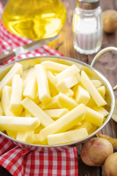 Сырой нарезанный картофель — стоковое фото