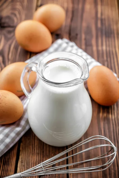 Leche y huevos — Foto de Stock