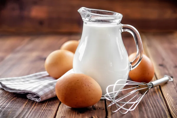 Milk and eggs — Stock Photo, Image