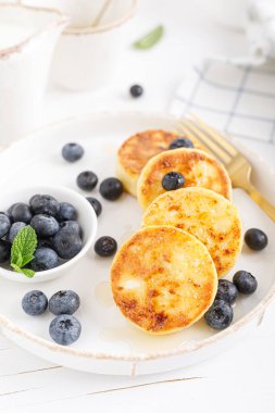 Süzme peynir ya da ballı kremalı börek ve taze yaban mersini. Sağlıklı beslenme, kahvaltı..