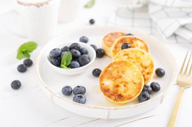 Süzme peynir ya da ballı kremalı börek ve taze yaban mersini. Sağlıklı beslenme, kahvaltı..