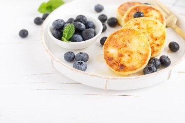 Süzme peynir ya da ballı kremalı börek ve taze yaban mersini. Sağlıklı beslenme, kahvaltı..