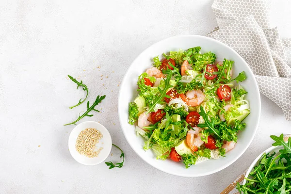 Garnelen Tomaten Und Avocado Sommergemüsesalat Mit Frischem Salat Rucola Und — Stockfoto