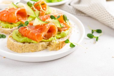 Tuzlu somon, avokado ve mikroçerez ile açık sandviç. Deniz ürünleri. Sağlıklı yemek..