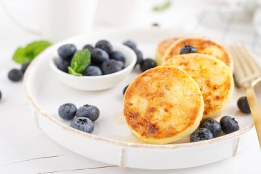 Süzme peynir ya da ballı kremalı börek ve taze yaban mersini. Sağlıklı beslenme, kahvaltı..