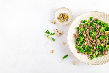 Mısır salatası ve fıstıklı kinoa. Sağlıklı yiyecekler. Üst görünüm.