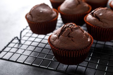 Koyu arka plan üzerinde çikolatalı kek.