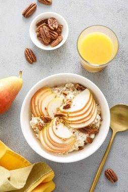 Süzme peynirli yulaf ezmesi, ceviz ve armut kahvaltısı.