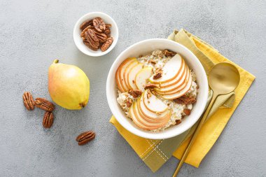 Süzme peynirli yulaf ezmesi, ceviz ve armut kahvaltısı.