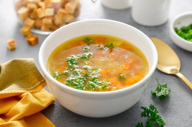 Sebze ve maydanozlu bezelye çorbası.