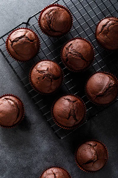 Čokoládové Muffiny Tmavém Pozadí Horní Pohled — Stock fotografie