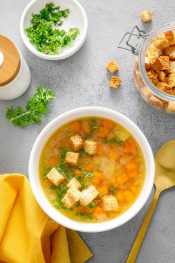 Sebze ve maydanozlu bezelye çorbası.