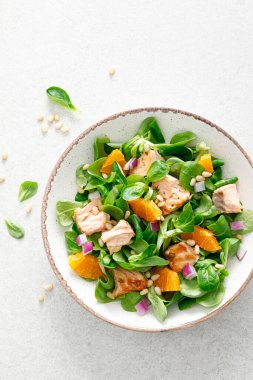 Çam fıstıklı, kırmızı soğanlı ve mısır salatalı portakal salatası.