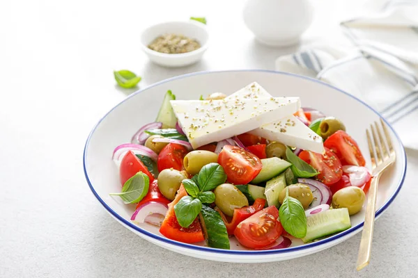 야채와 치즈와 그리스식 샐러드 올리브유로 전통적 그리스 샐러드 — 스톡 사진