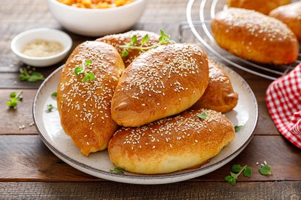 Zelfgebakken Gebakken Taarten Pasteitjes Gevuld Met Kool Houten Ondergrond — Stockfoto