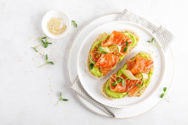Tuzlu somon, avokado ve mikroçerez ile açık sandviç. Deniz ürünleri. Sağlıklı yiyecekler. Üst görünüm.