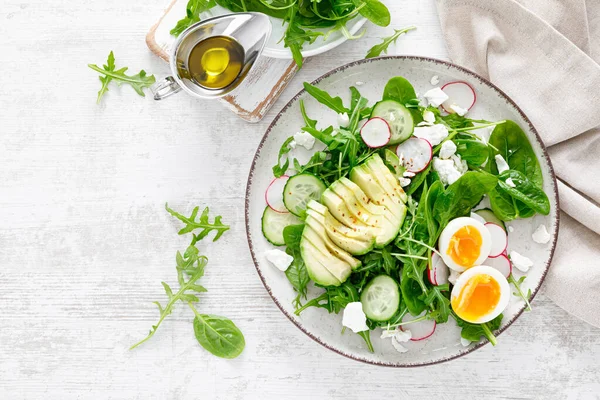 Avokado Haşlanmış Yumurta Taze Sebze Salatası Turp Salatalık Ispanak Roka - Stok İmaj